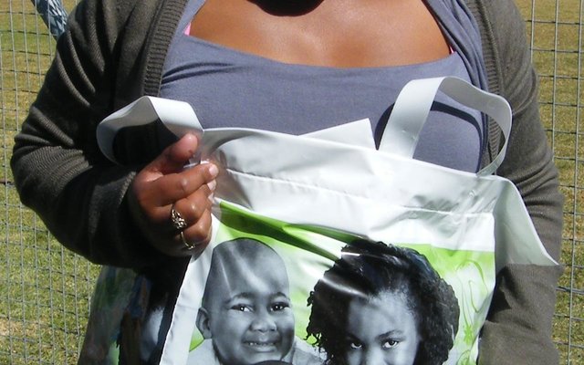 â€˜n Voorbeeld van â€˜n â€œBag of Loveâ€ in â€˜n vorige jaar (Argieffoto: Gansbaai Courant)